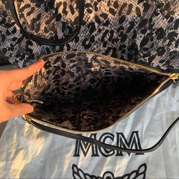 *SOLD* MCM Large Anya Reversible Tote with pouch - Picture 2 of 16